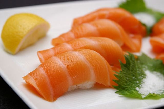sushi cá hồi trưng bày trong tủ hoshizaki